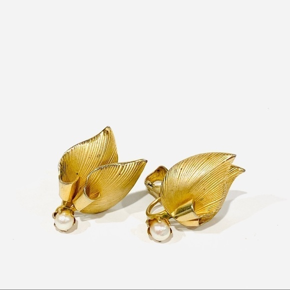 Vintage Gold & Pearl Teardrop Clip-On Earrings - Picture 1 of 5